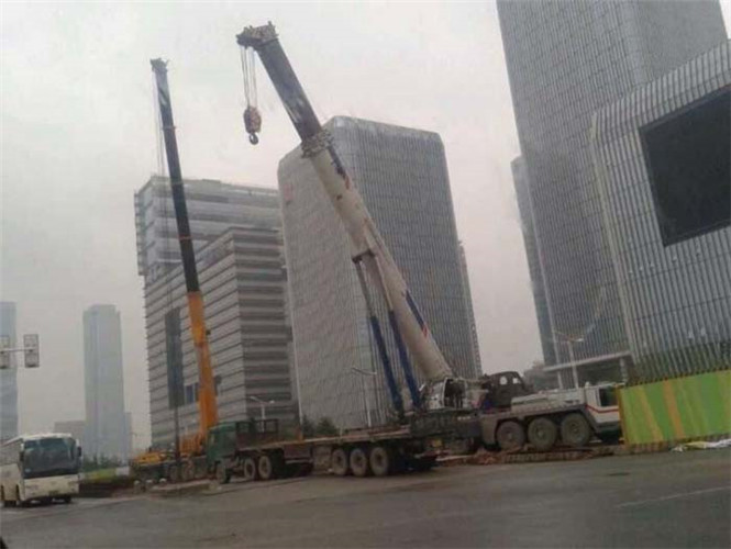 两当县“自动找平”—— 吊车的 “平地神器” 技术